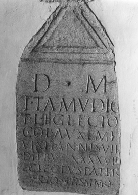 stele funeraria ad edicola